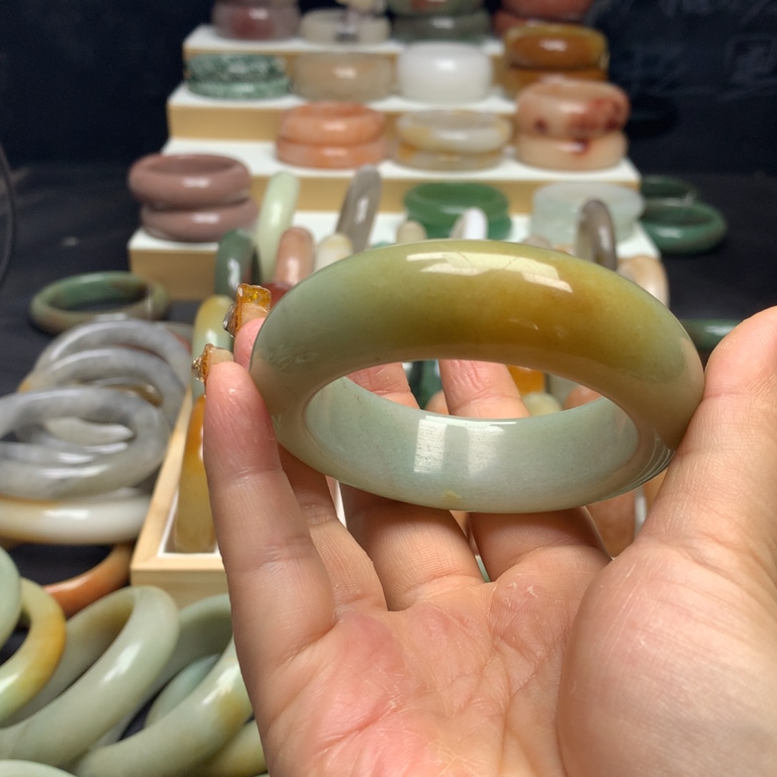 石英质玉手镯未镶嵌假*