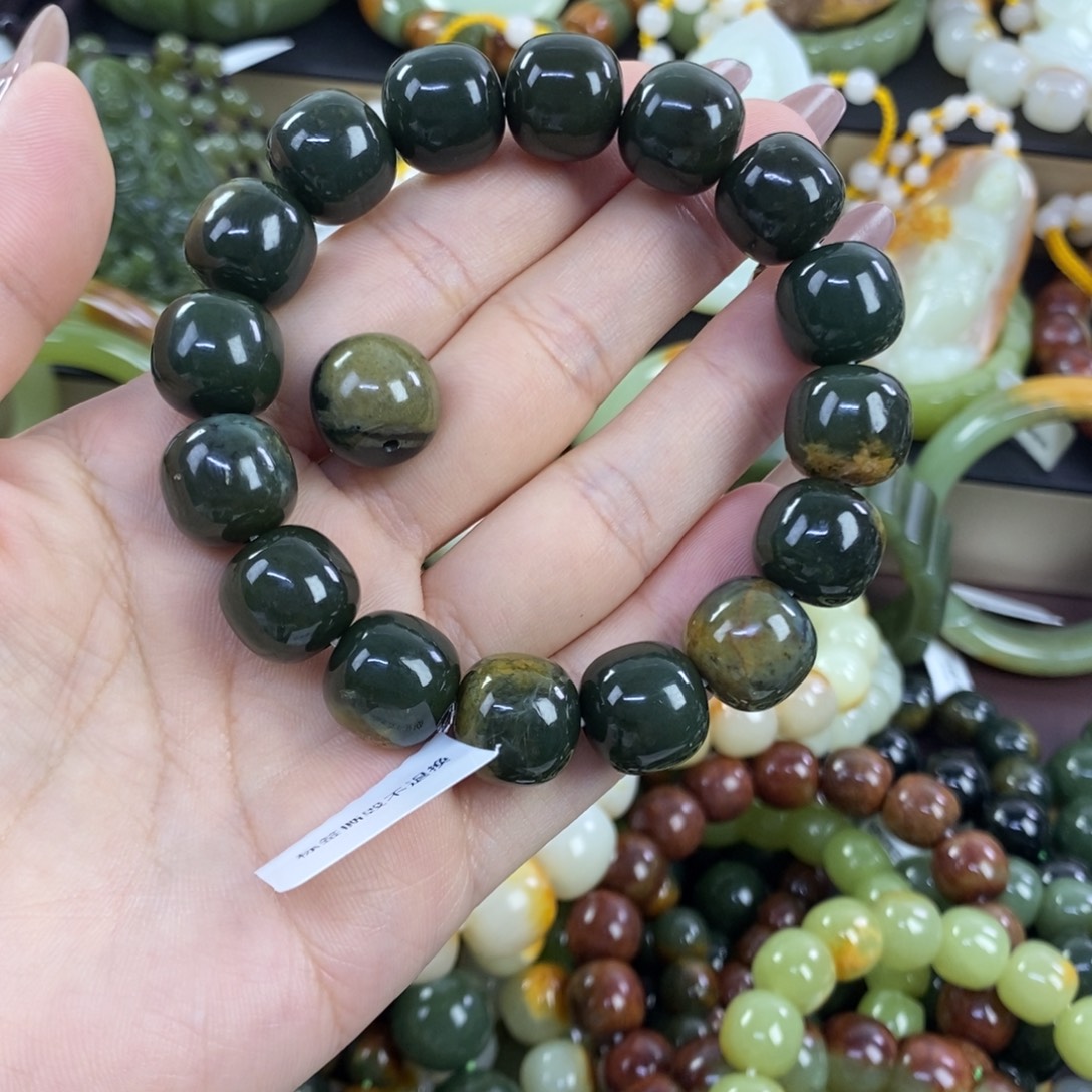 来***缘透闪石质玉未镶嵌手串