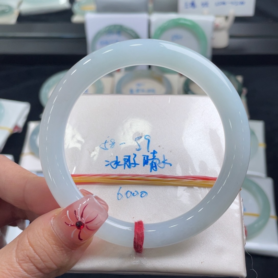 翡翠手镯未镶嵌翡翠手镯