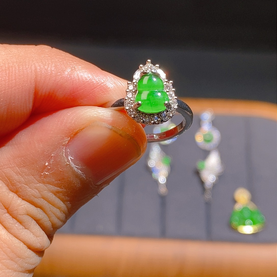 翡翠耳饰未镶嵌               