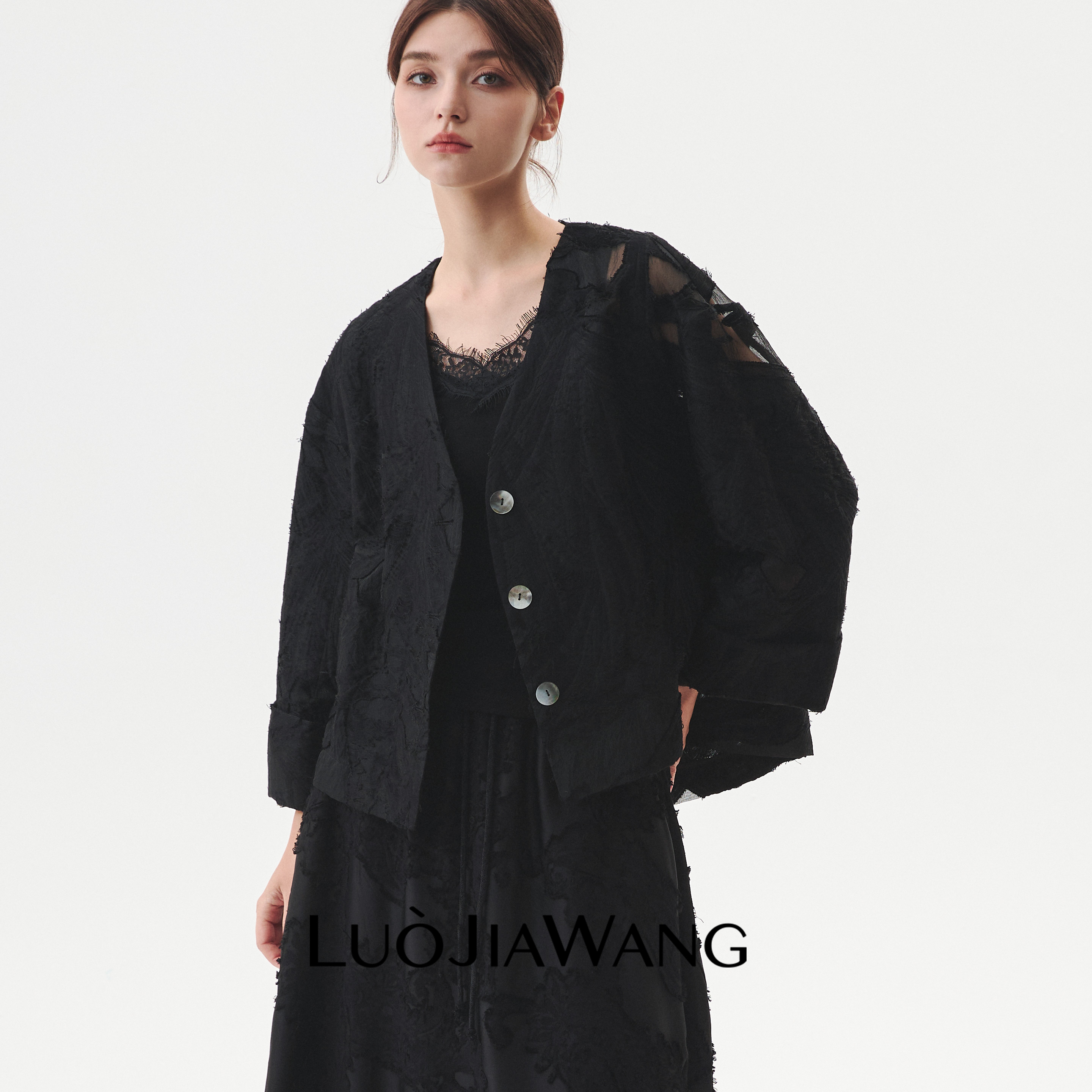 春夏时尚高级纹理宽松设计感精致花纹剪花外套LUOJIAWANG