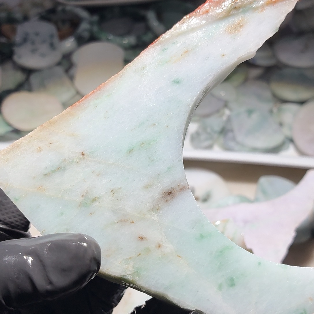 翡翠未镶嵌颈饰边角料