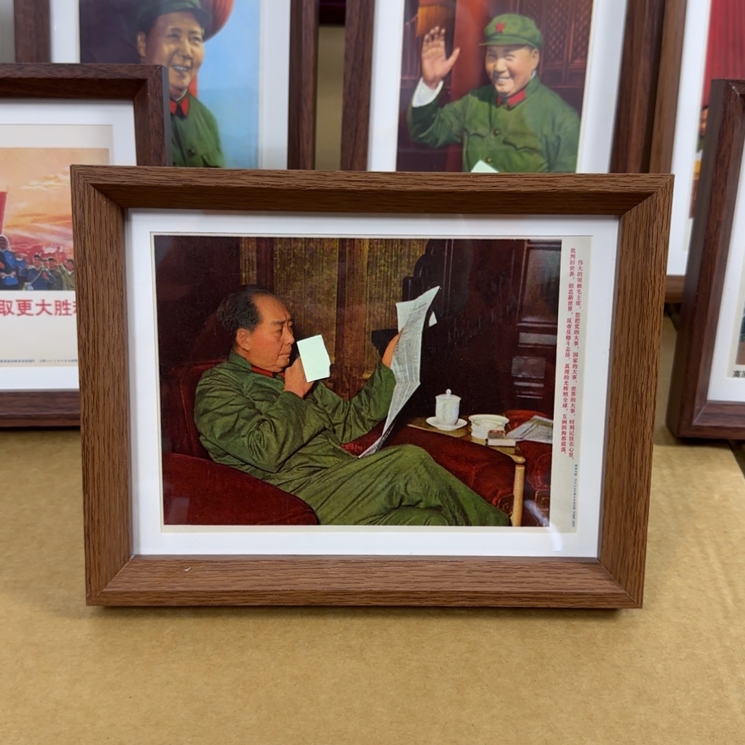 32开桌面摆台 毛爷爷看报纸