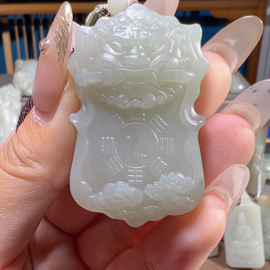颈饰未镶嵌和田玉（糖玉）