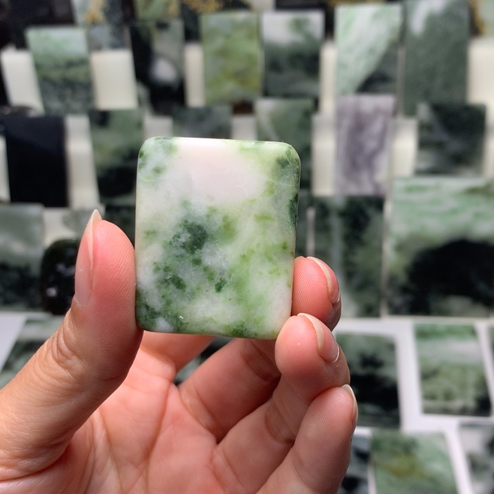 独山玉颈饰未镶嵌