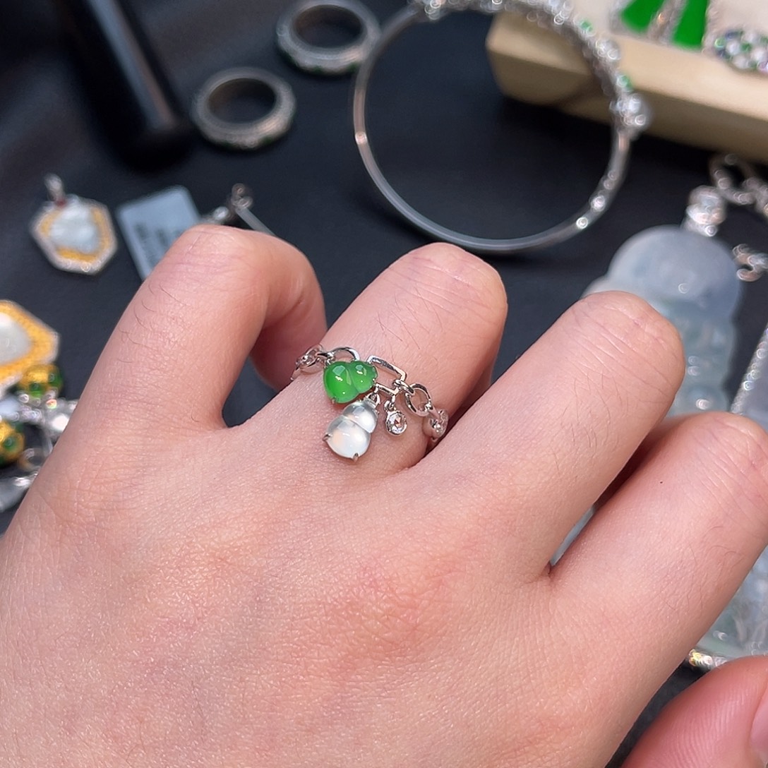 翡翠18K金镶嵌戒指葫芦