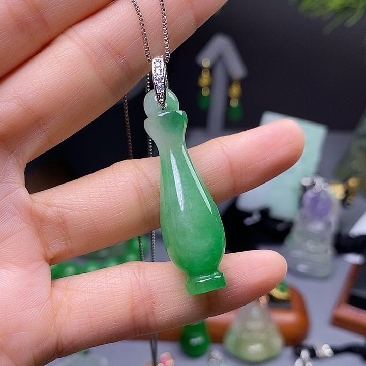 翡翠未镶嵌吊坠(赠链)