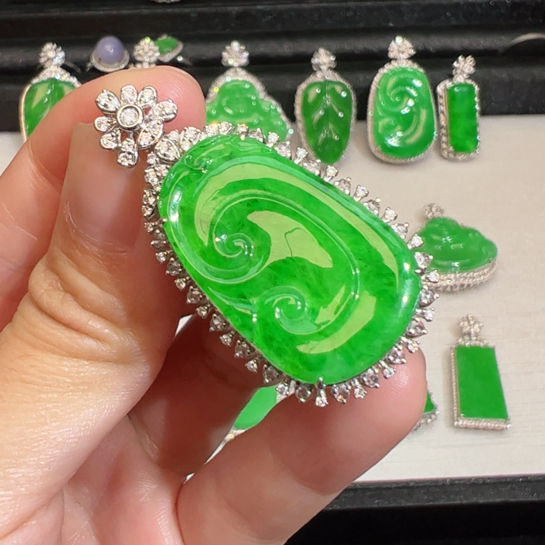 翡翠吊坠(不含链)18K金镶嵌