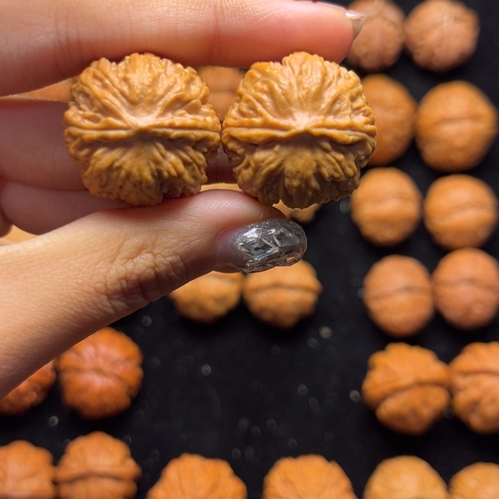 文玩核桃吊坠蝴蝶磨盘