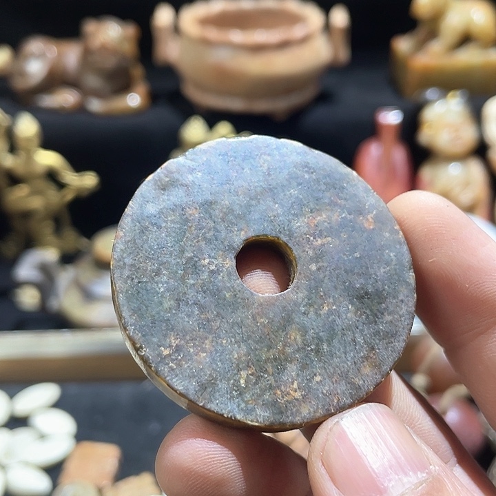 石英质玉颈饰合金