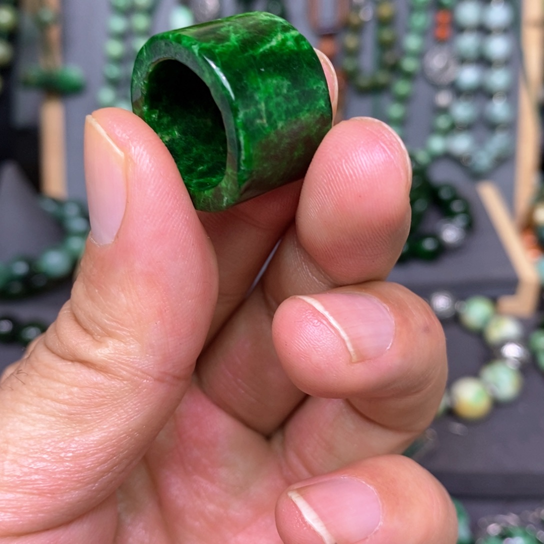 翡翠戒指未镶嵌漂亮美眉