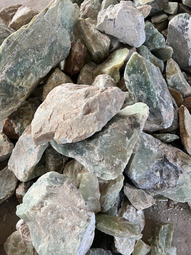 天然岫岩原石精品摆件毛料，随机发货，发一块。