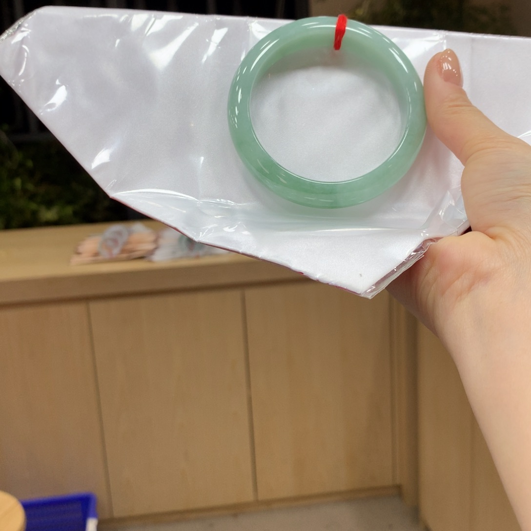 翡翠手镯未镶嵌不退不换