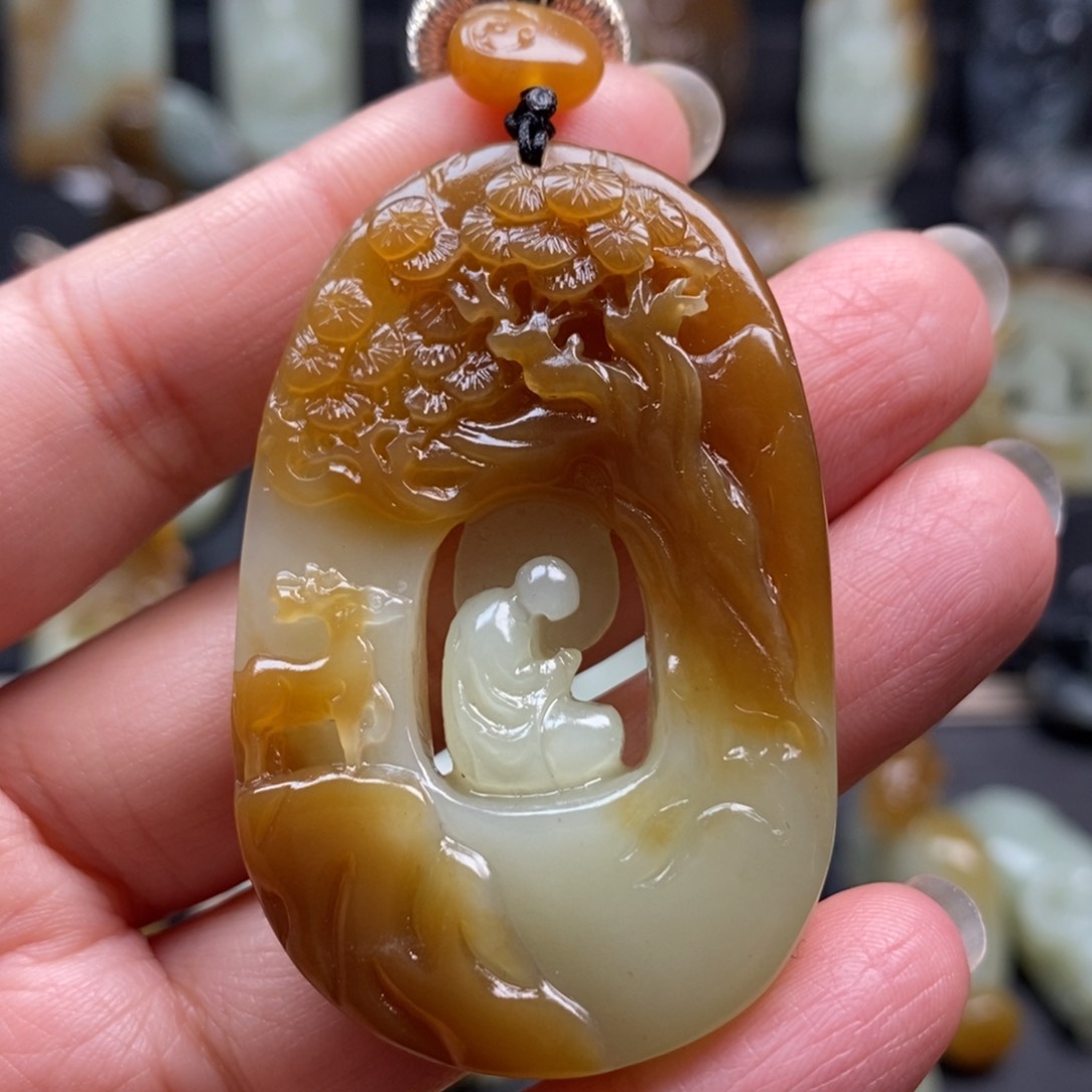 和田玉挂件未镶嵌铁*