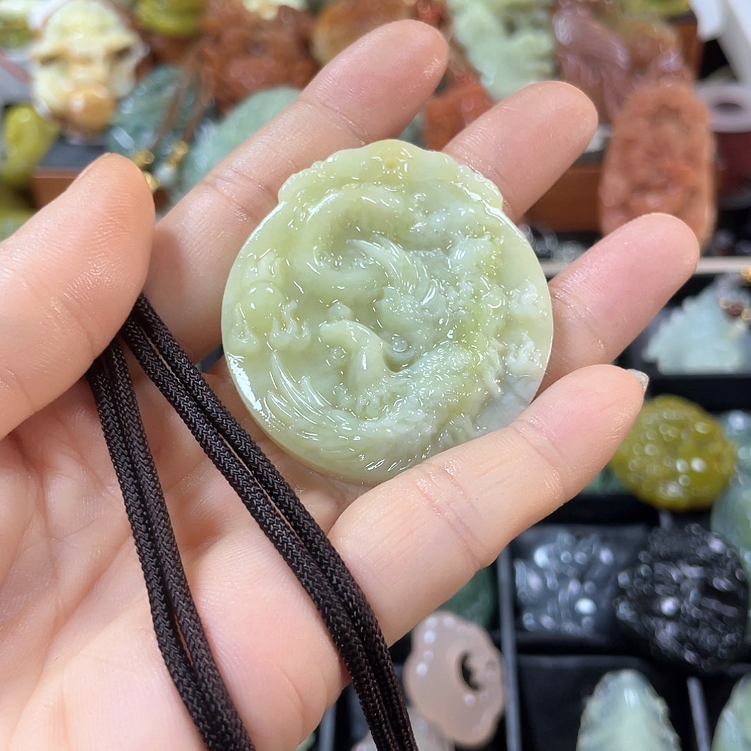 蛇纹石玉颈饰未镶嵌