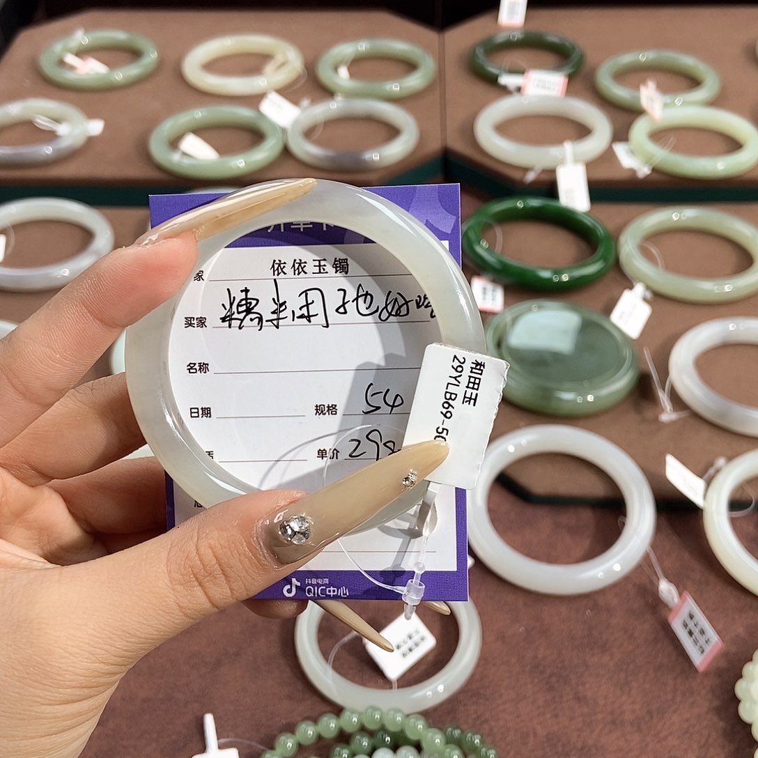 和田玉手镯未镶嵌糯****吃