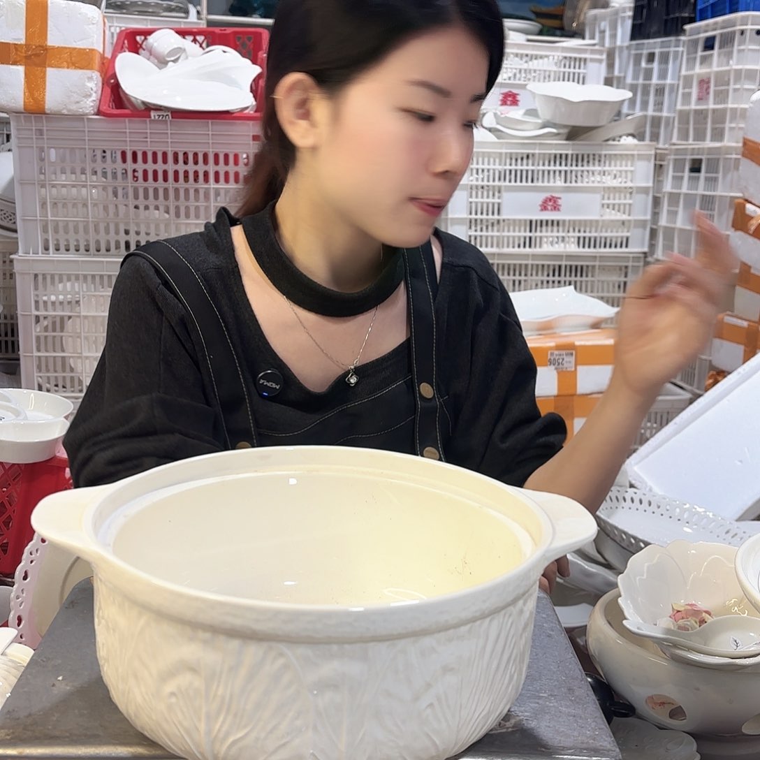 盘?****?微瑕产品………双耳白菜汤碗一个