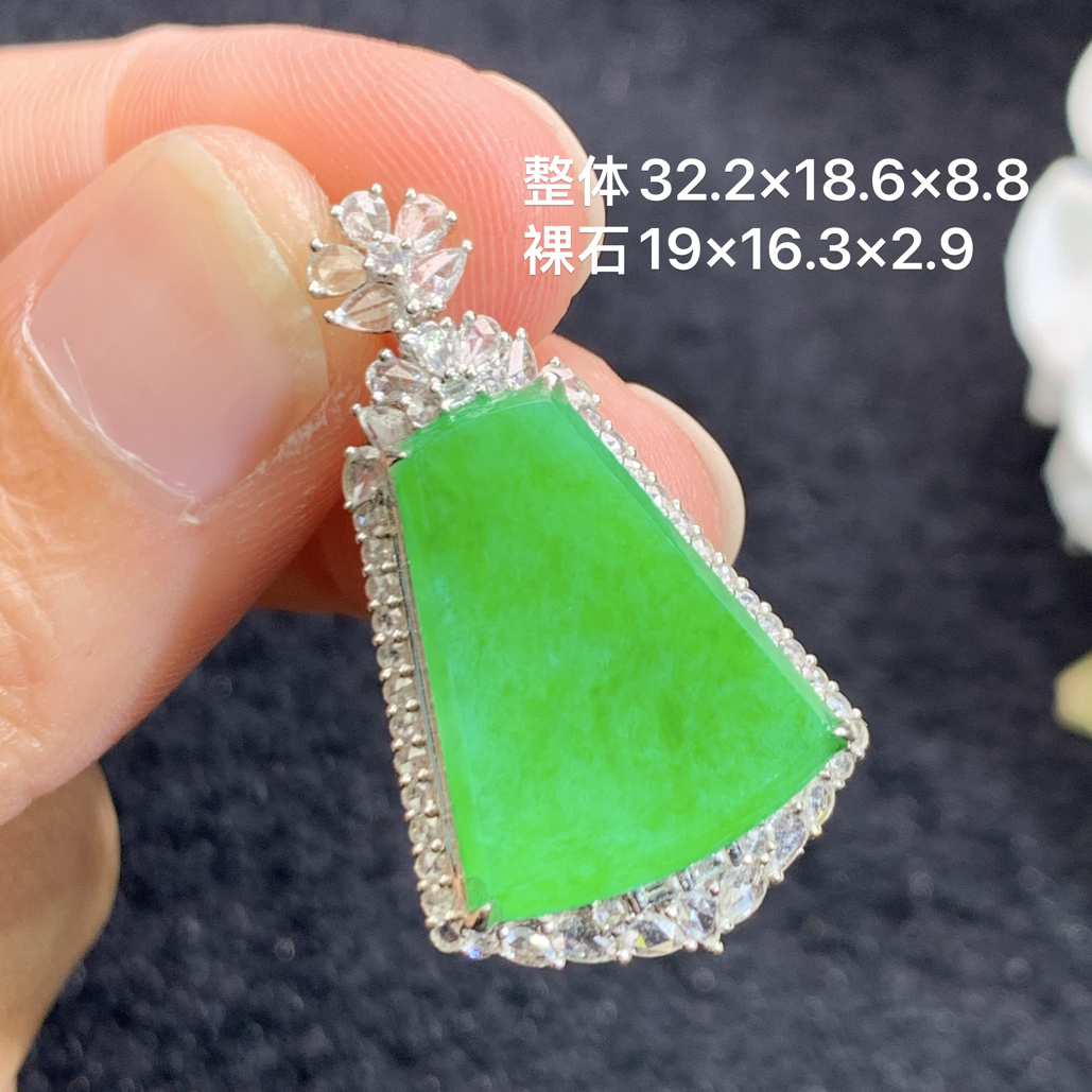 18k金镶嵌天然缅甸翡翠阳绿无事牌吊坠32.2×18.6×8.8/19×16.3×2.9