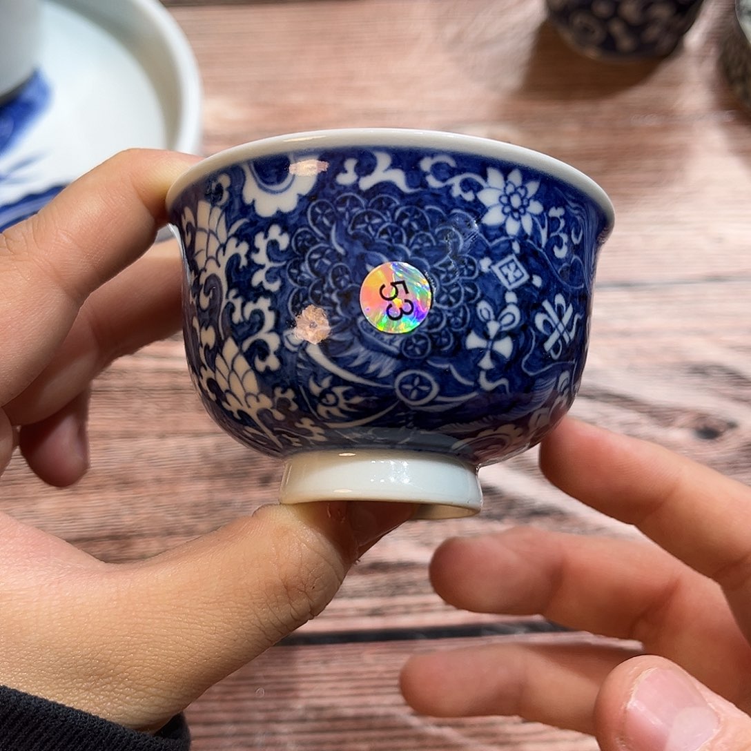 相*元青花蓝底白花狮子单杯