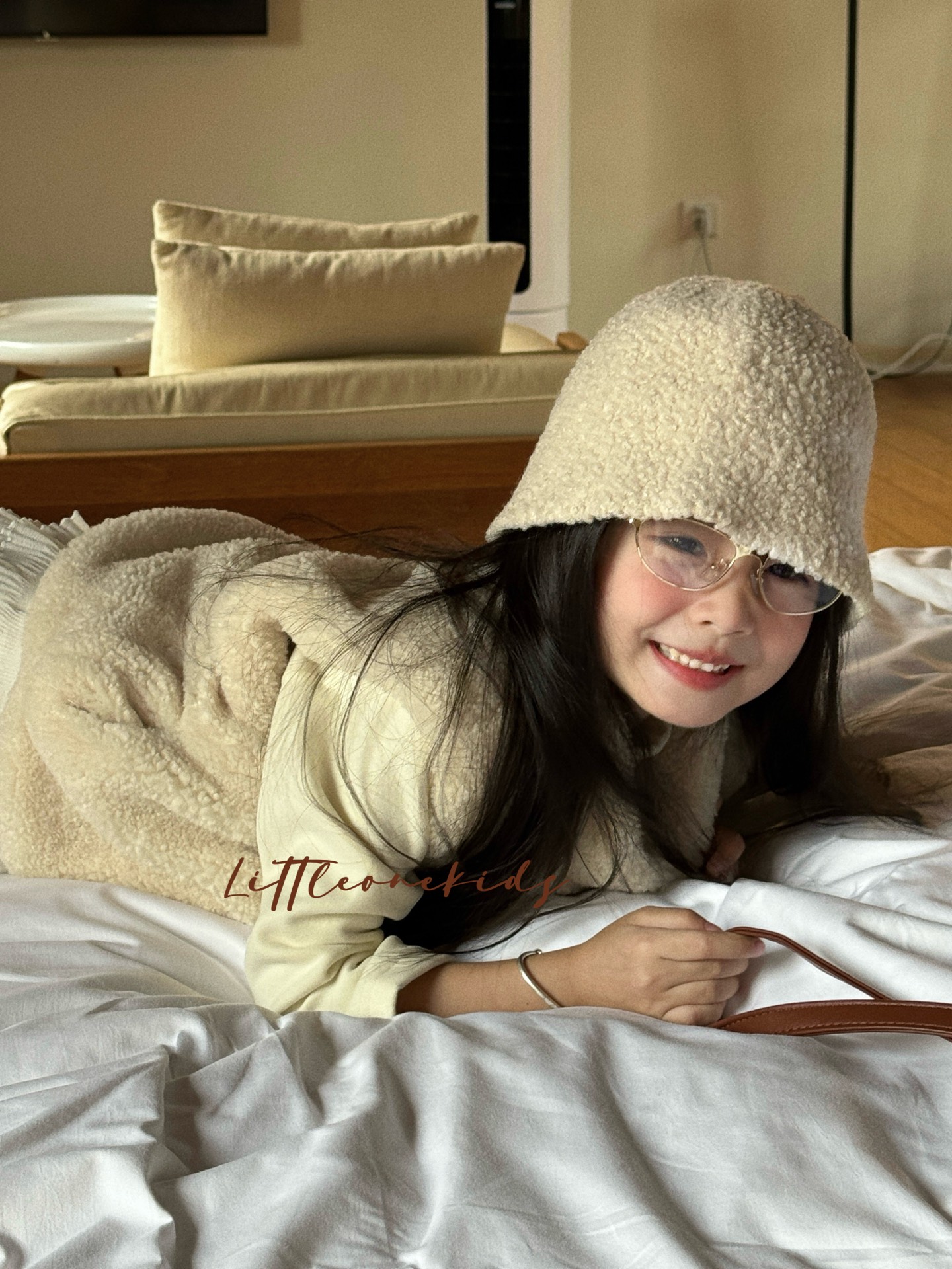 小一家韩系毛毛马甲两件套米色678-NO退换