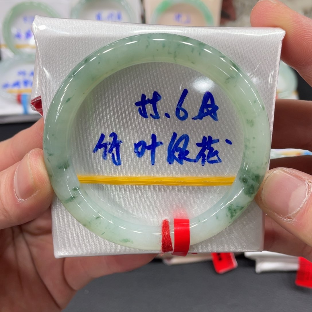 翡翠手镯未镶嵌翡翠