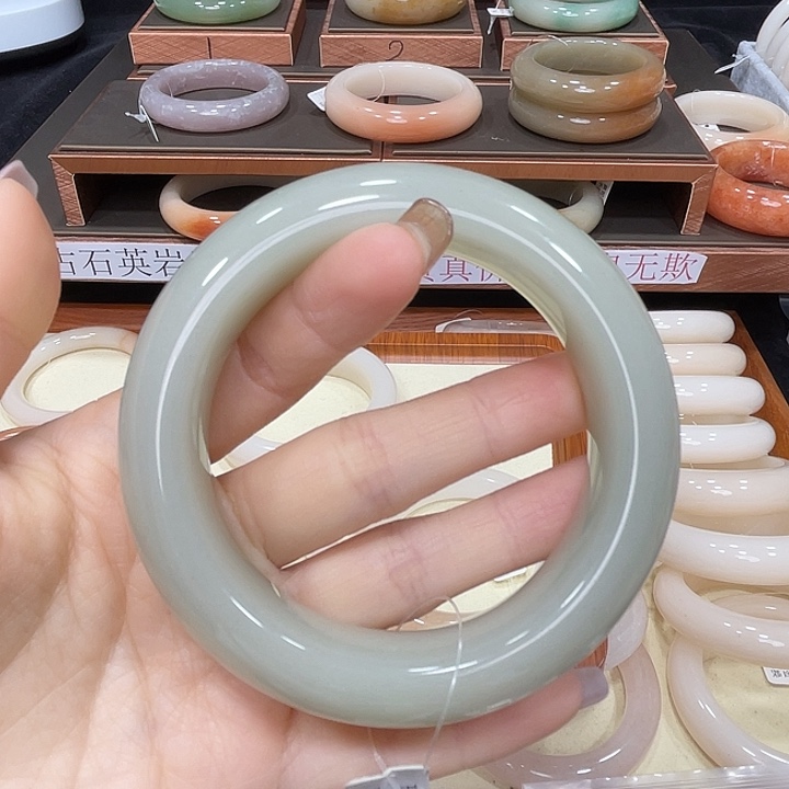 爱***露石英质玉手镯未镶嵌