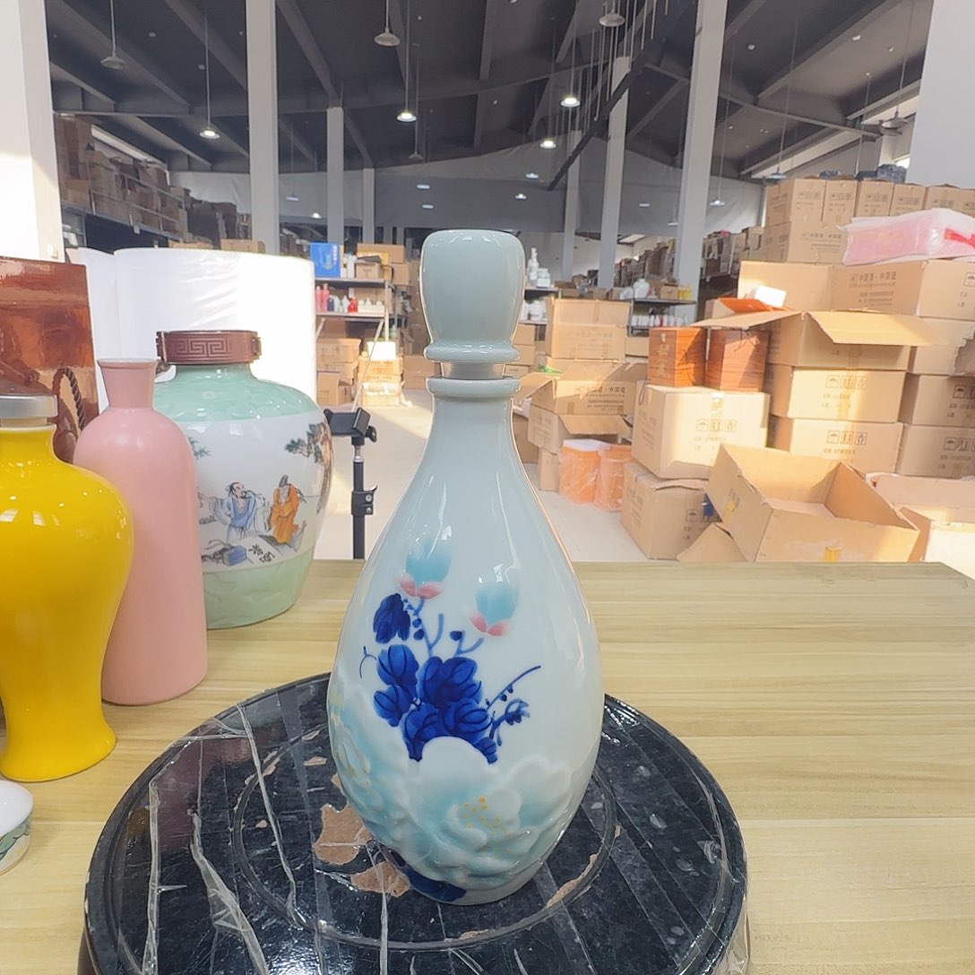 1斤装牡丹酒瓶2个，微瑕