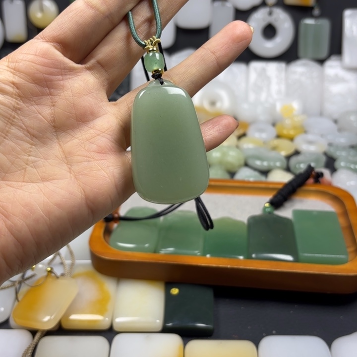 楚***人石英质玉（金丝玉）未镶嵌颈饰