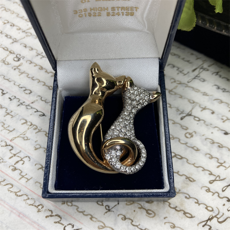 合金胸针 puccini双色缠尾猫咪胸针2-24【2071024-036】