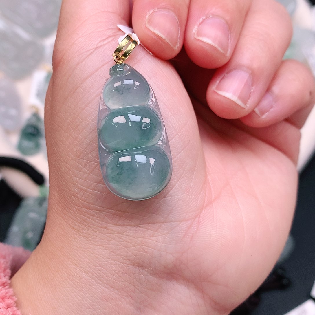 翡翠颈饰18K金镶嵌冰胶飘蓝大豆子