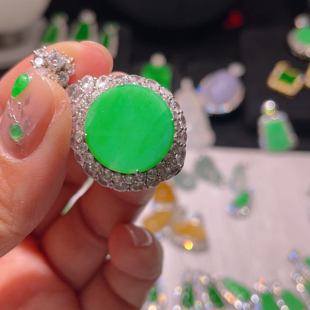 翡翠颈饰银S925镶嵌牛*精品