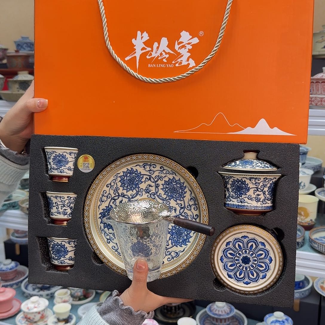 盖碗里的水煮开后放入