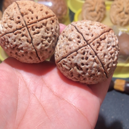 文玩核桃把件四瓣蜂窝金刚