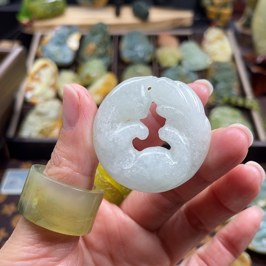 蛇纹石玉颈饰未镶嵌天青冻狐狸