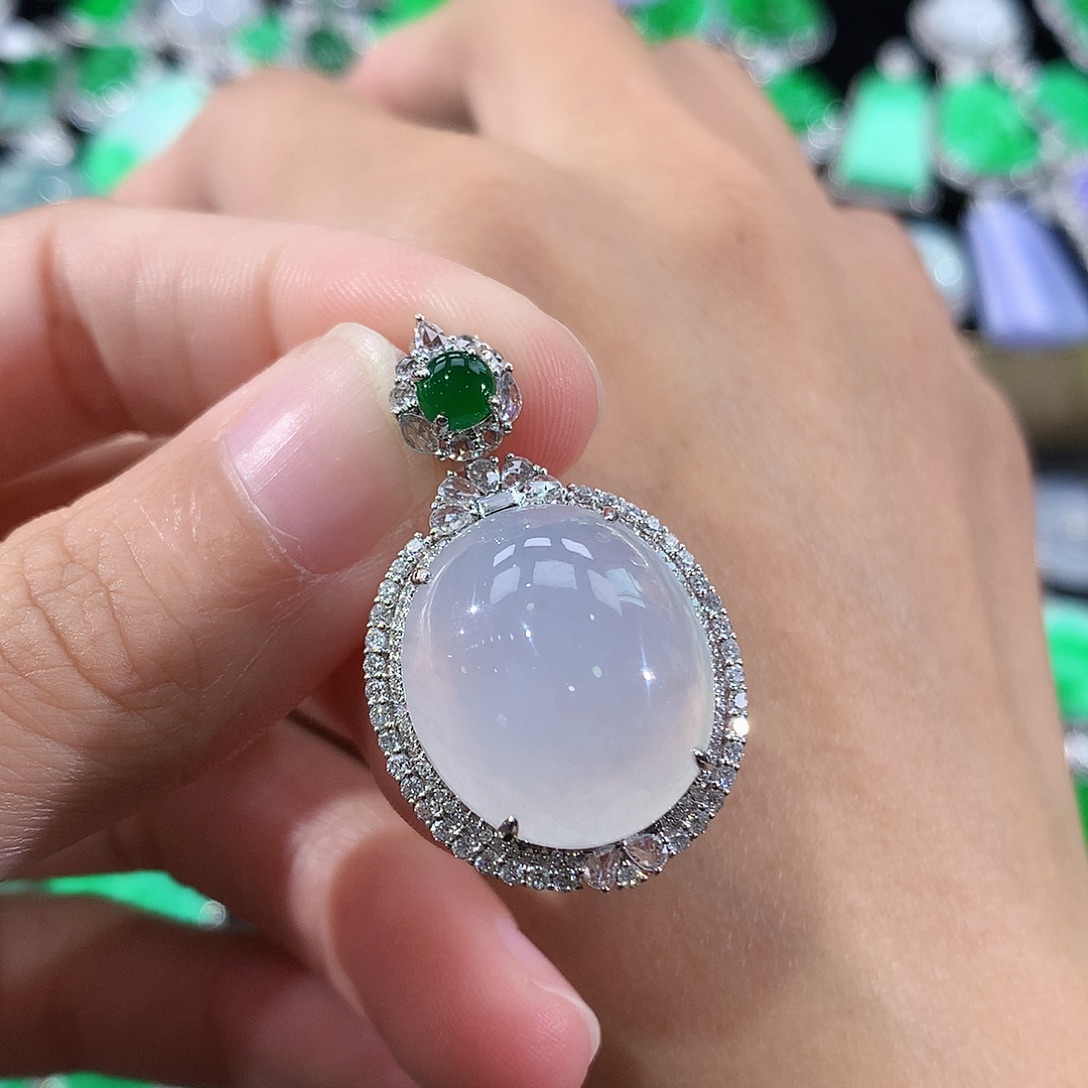 翡翠18K金镶嵌颈饰