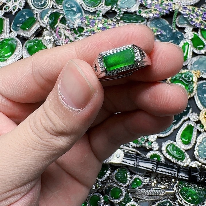 翡翠颈饰未镶嵌天然A货翡翠放漏