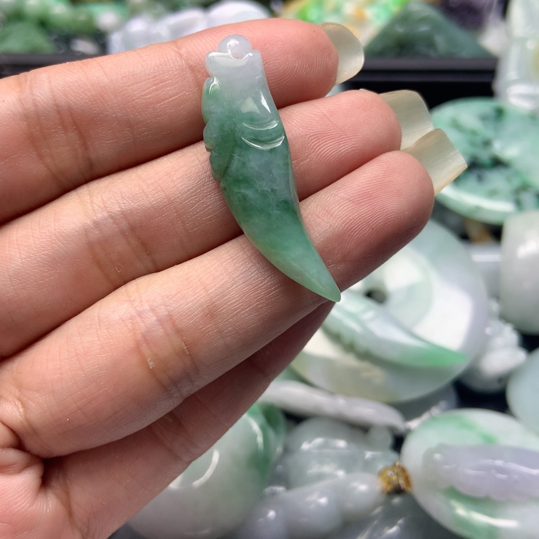 翡翠颈饰未镶嵌天然翡翠