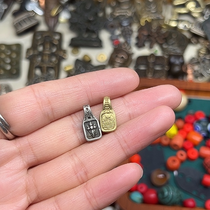 D***n铜铁合金类藏地精美卡子