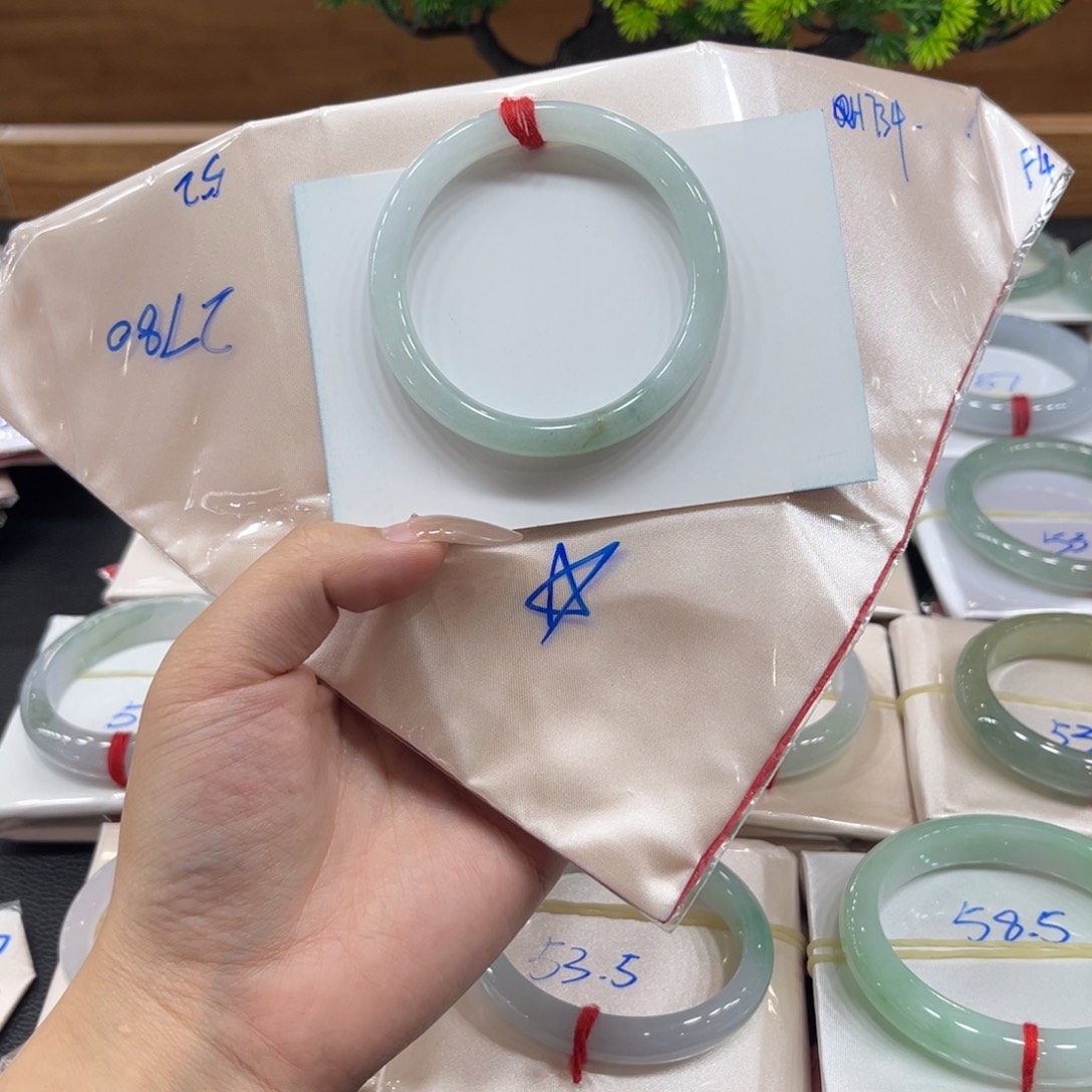 翡翠手镯未镶嵌52圆条