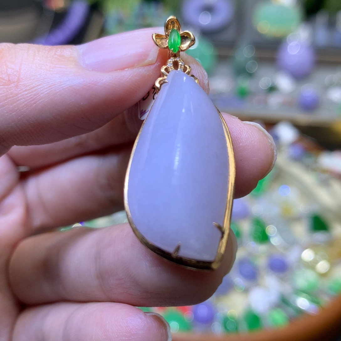 颈饰18K金镶嵌翡翠