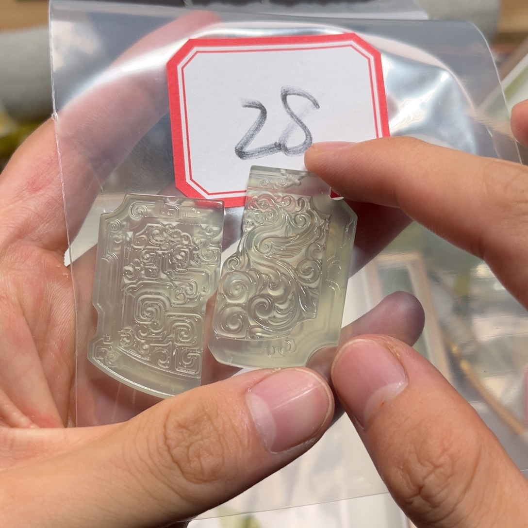 化***生合金蛇纹石玉颈饰