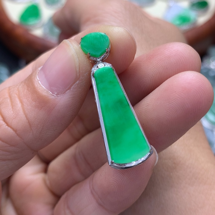 翡翠吊坠(不含链)18K金镶嵌