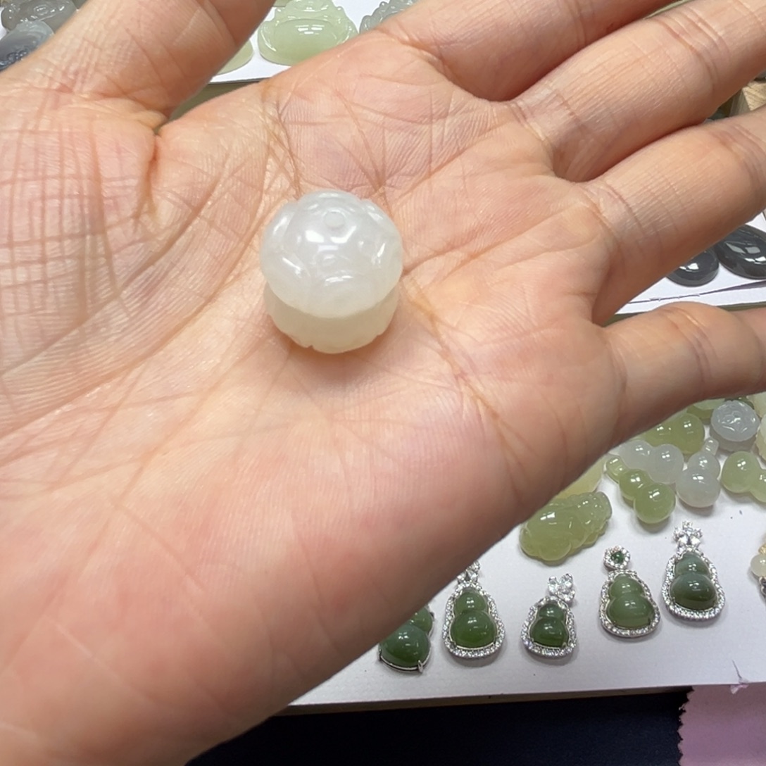 默***默和田玉未镶嵌颈饰