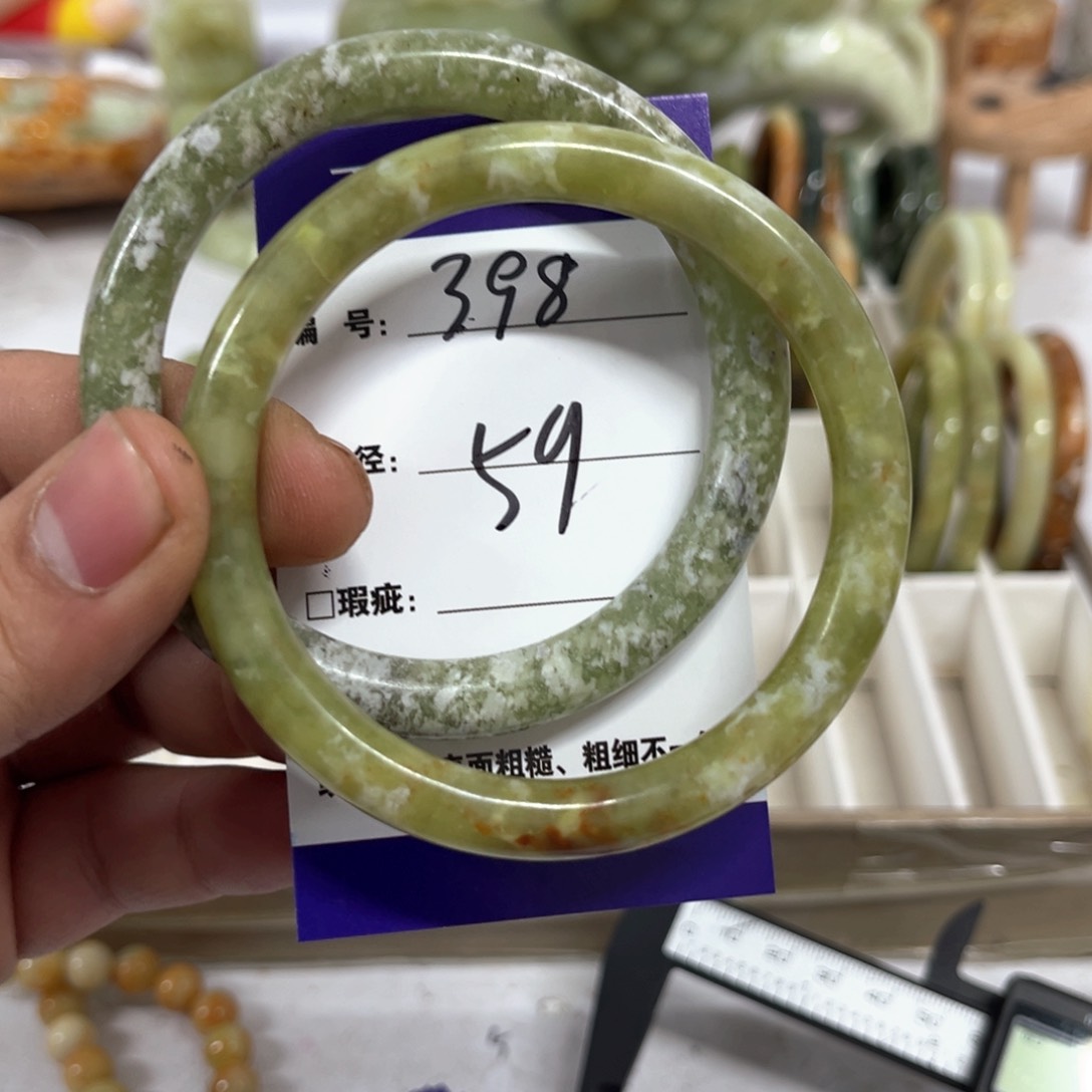蛇纹石玉手镯未镶嵌