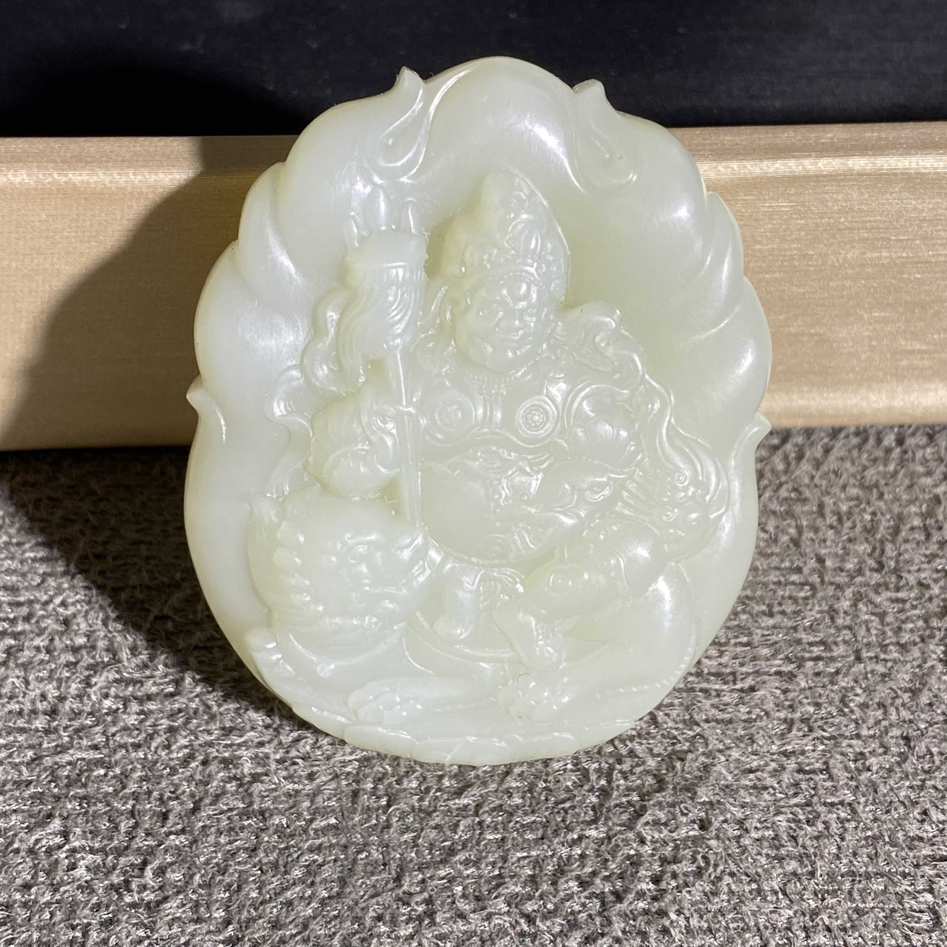 新疆和田玉且末老料黄财神莲花牌细腻油润