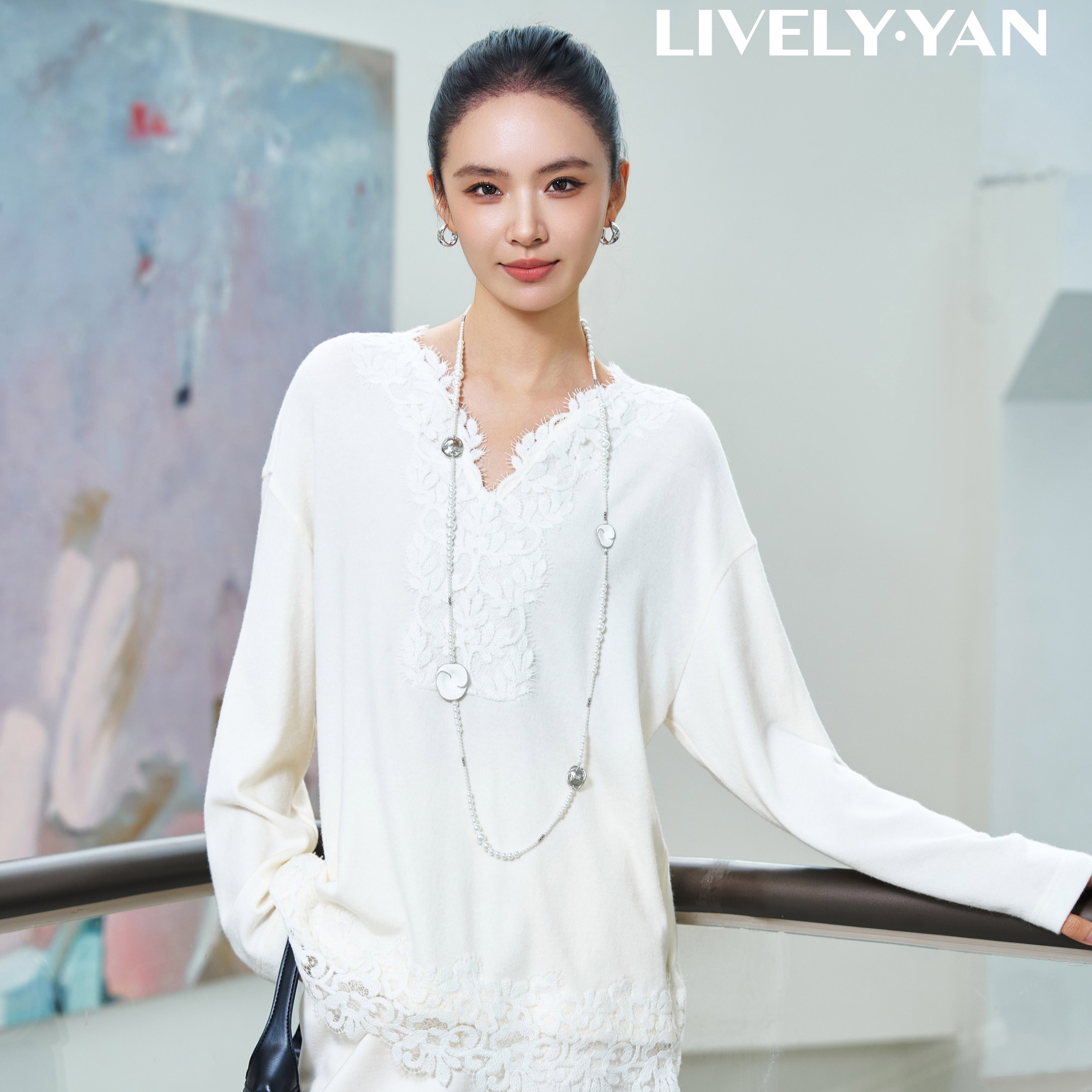 俪研【LIVELY・YAN】37970设计感V领蕾丝边上衣女时尚百搭蕾丝打底衫