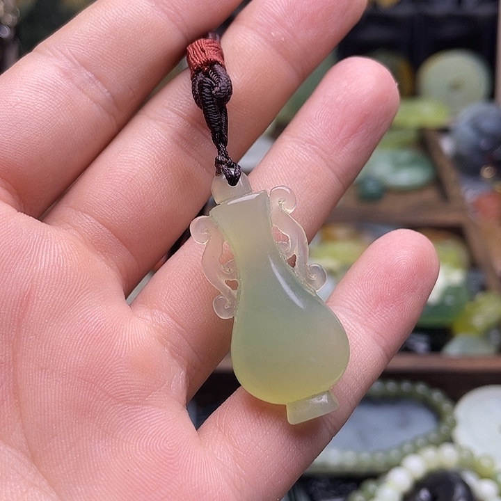 蛇纹石玉挂件足银镀金镶嵌