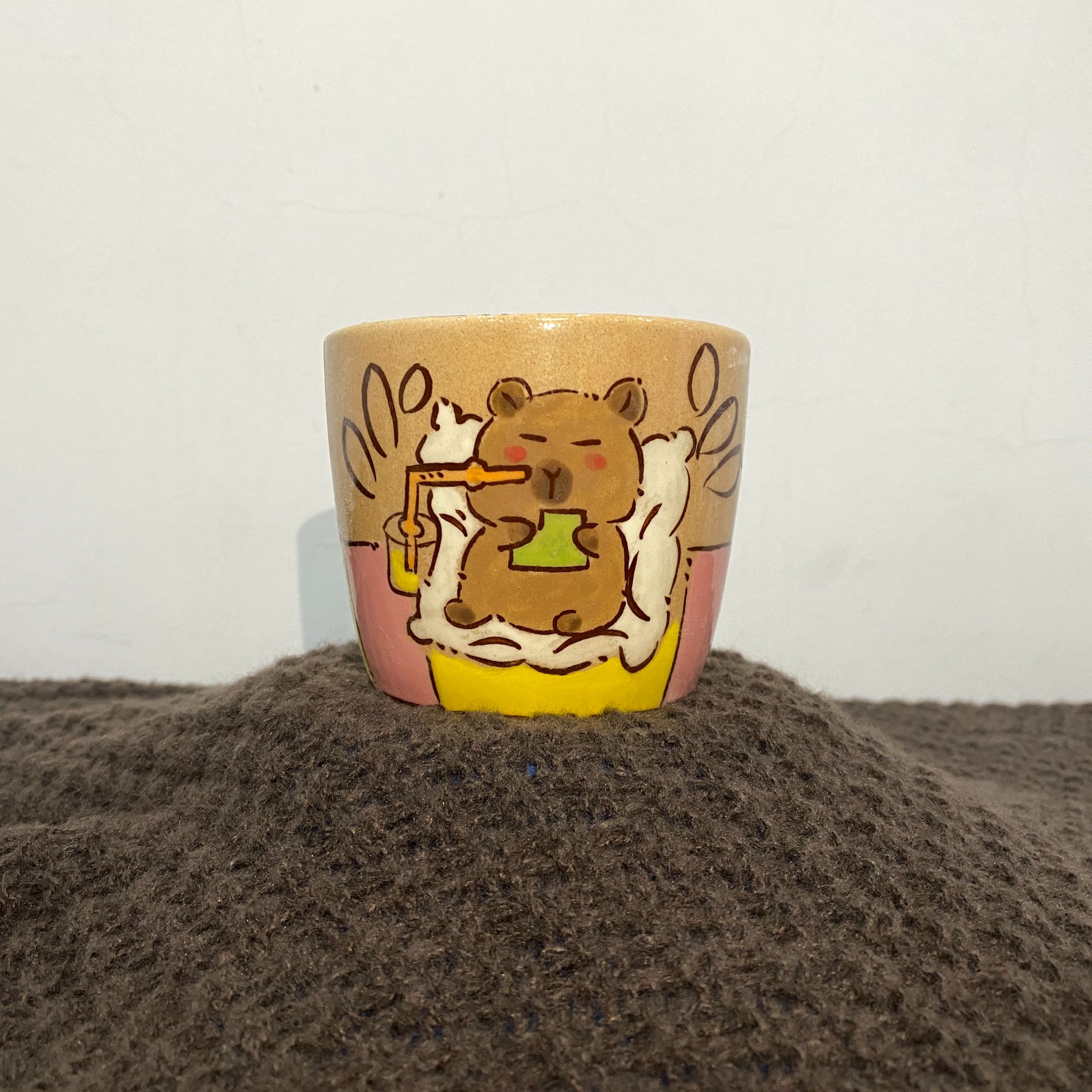 景德镇手工绘制陶瓷抱枕卡皮巴拉直口杯