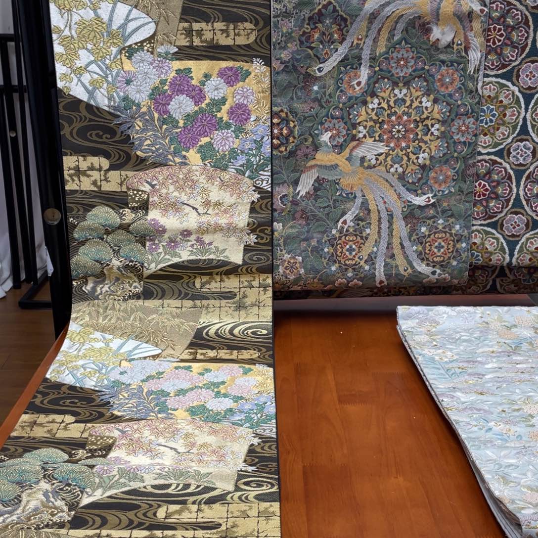 织绣绘卷纹帝王紫