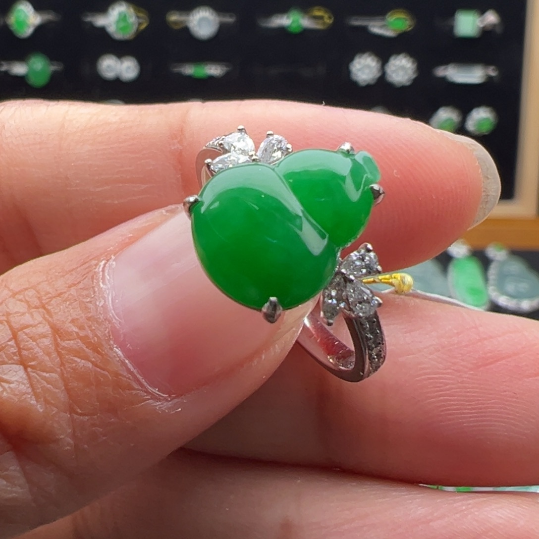 翡翠18K金镶嵌颈饰葫芦